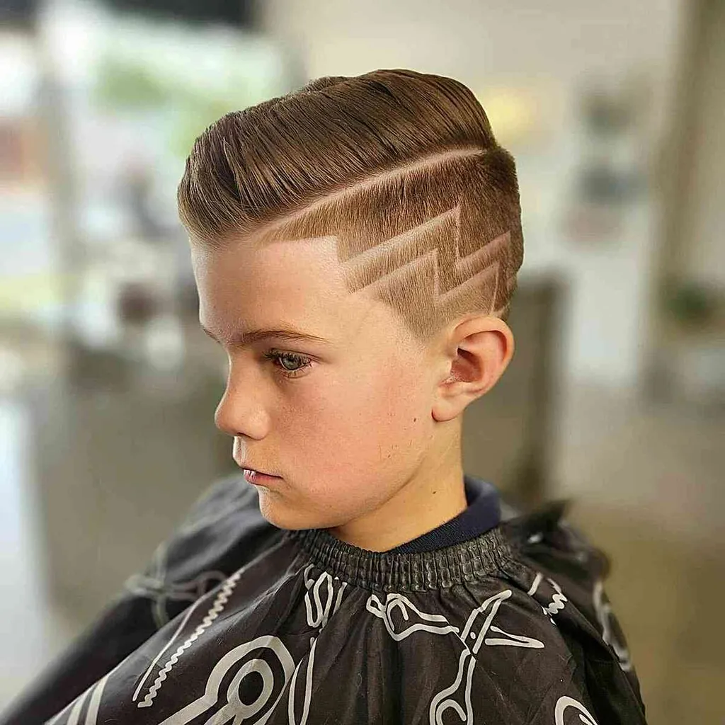 Elegancki Pompadour z twardym podcięciem i wzorem fryzury' title=