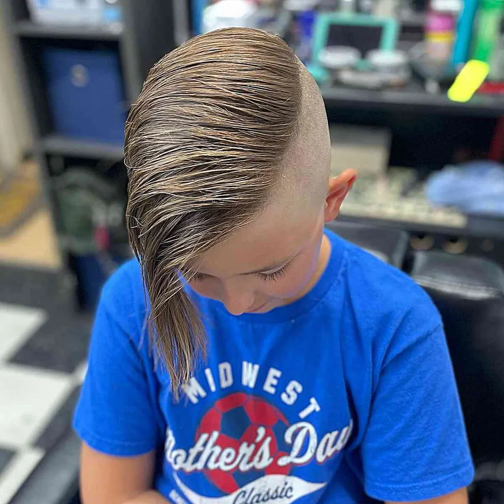 25 najfajniejszych fryzur z podcięciem, które teraz robią mali chłopcy' title=