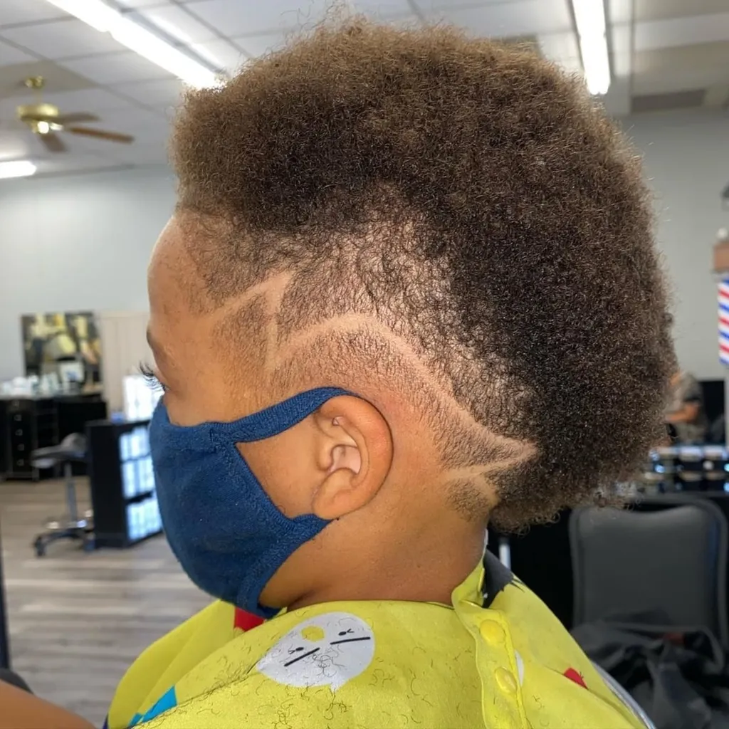 Īss mohawk ar noskūtiem sāniem emo meitenēm' title=