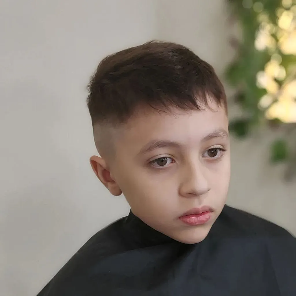 Crop franceză Undercut pentru băieți' title=