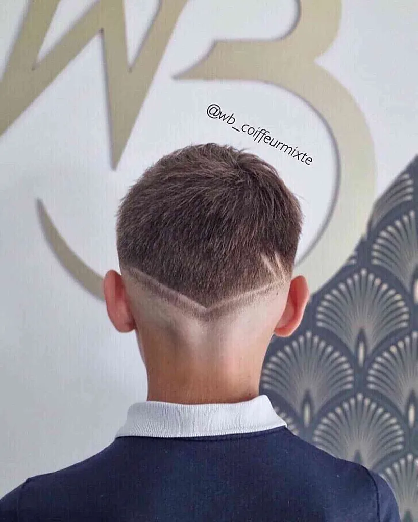 Faux Hawk Undercut cu V-Cut pentru băieți' title=