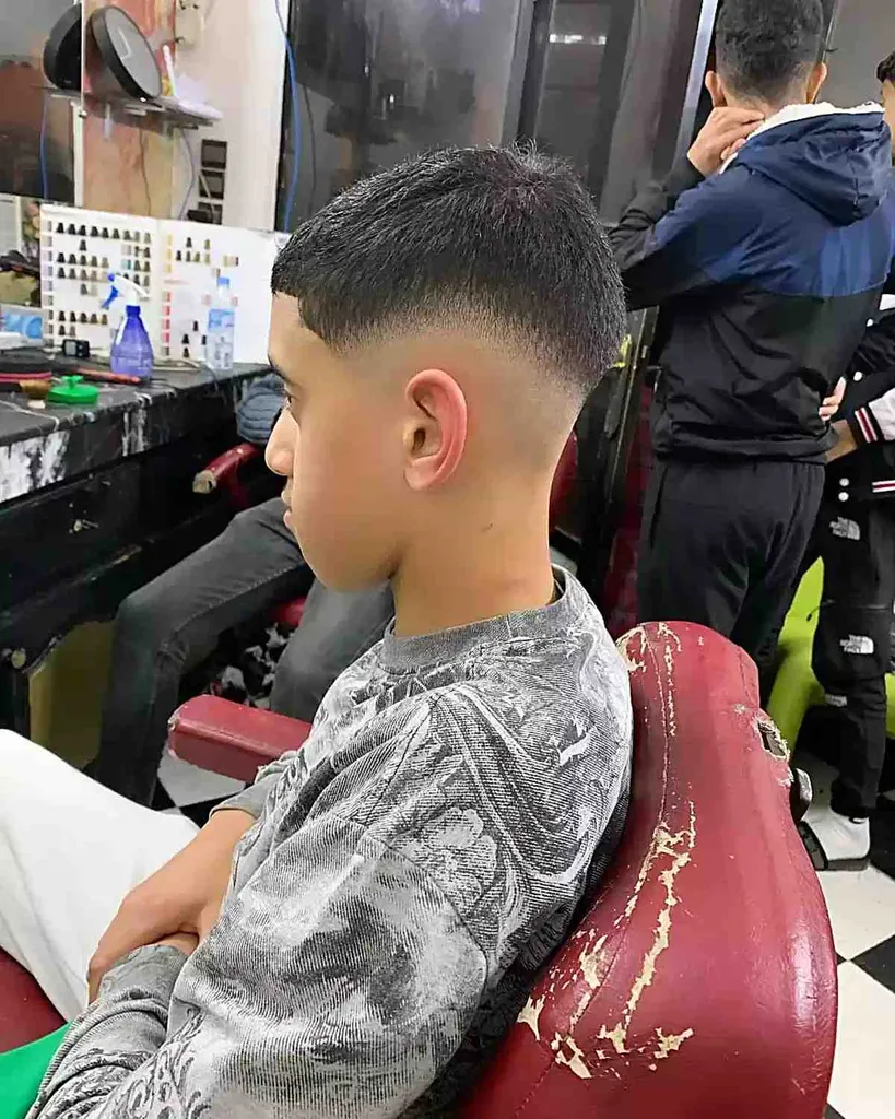 Burst Fade Undercut pentru tineri' title=