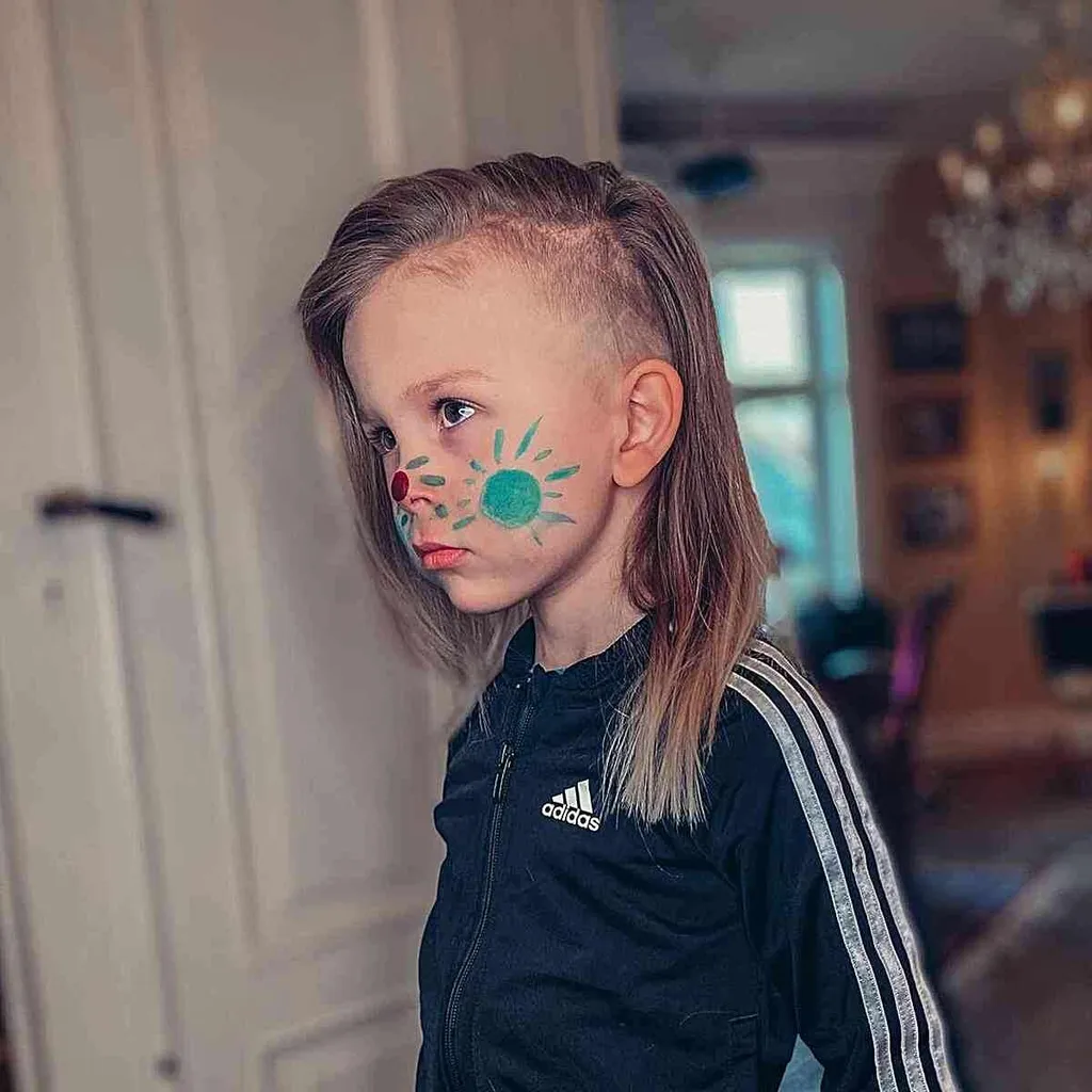 Latura rasă, păr mai lung sub tăiat pentru băieți' title=