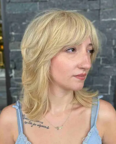 Short-Medium Multi-Layered Wolf Hair with a Curtain Fringe