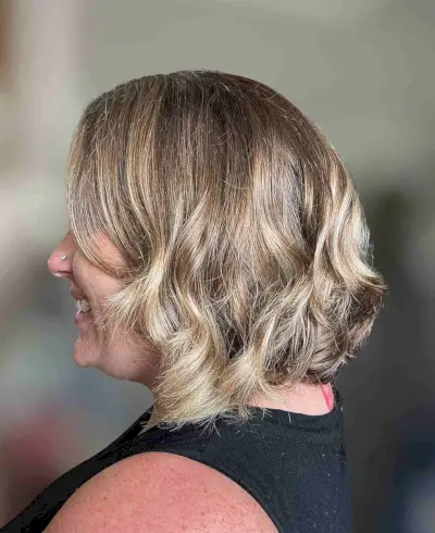 Stylish Short to Medium Blonde Balayage Bob with Layers
