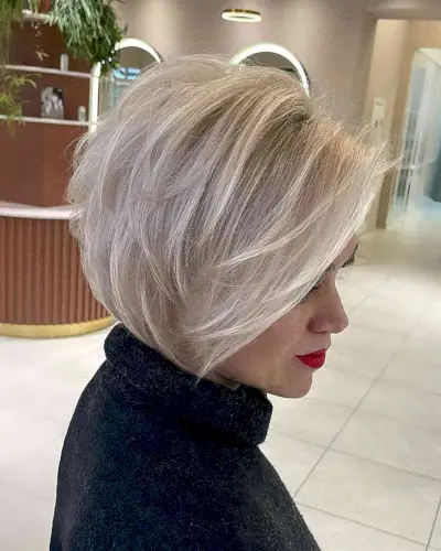 Se você tiver cabelos finos, experimente esta camada cortada para um volume instantâneo