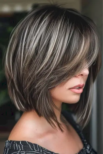 Platin-lag fremhæver mellemlang klipning.