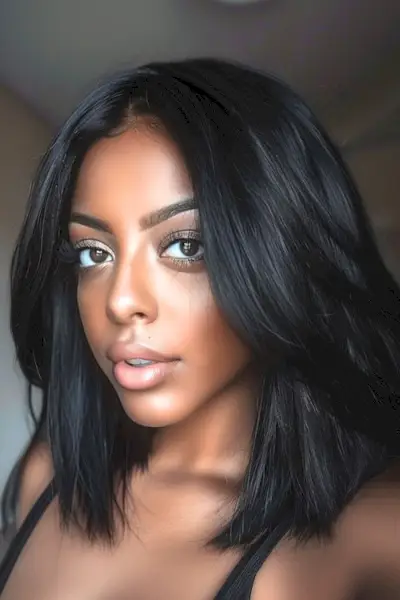 Lige sorte skulderlange lag.