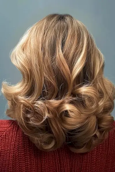 Krøllede skulderlange lag.