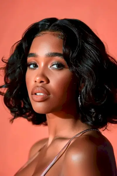 Retro lagdelte mellemlange bølger på smuk sort kvinde.