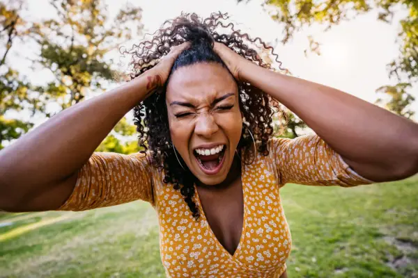 En grupp mödrar träffades på ett fält för att skrika. Här är varför den utgåvan är så katartisk