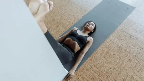 Poses pentru a de-puff: 4 moduri în care yoga poate încuraja mișcarea limfatică