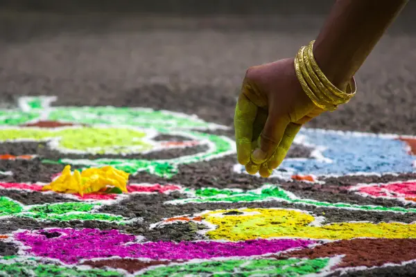Proč kreslit kolam je perfektní ranní meditace - a jak na to