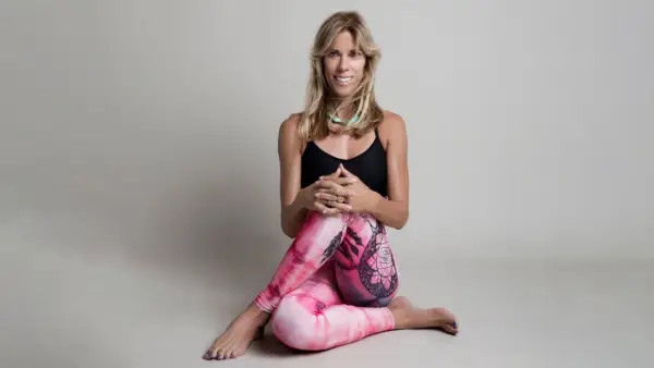 Incontra l'insegnante di yoga preferito di Hollywood