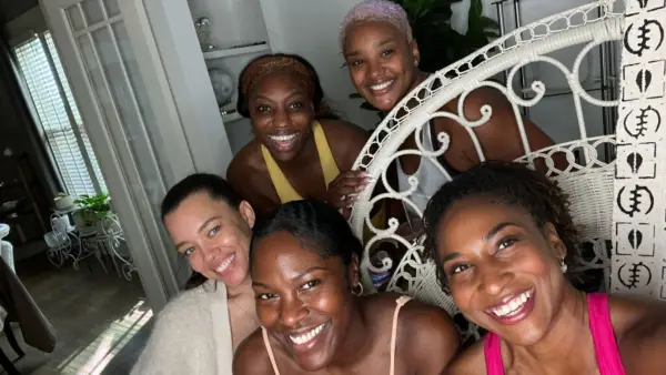 Svētā māsa, kas saistīta ar iknedēļas jogas, pārdomu un sabiedrības praksi