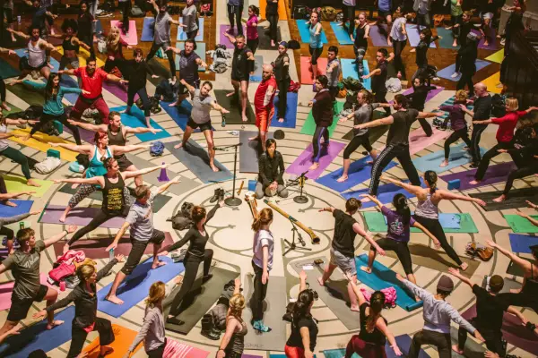 De Grace Cathedral van San Francisco bevordert inclusiviteit en genezing door yoga