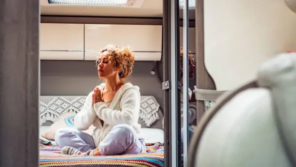 Hvis du praktiserer yoga i et lille rum, skal du kende disse 6 tip