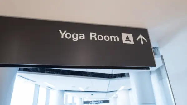 De 9 bästa flygplatserna för att öva yoga