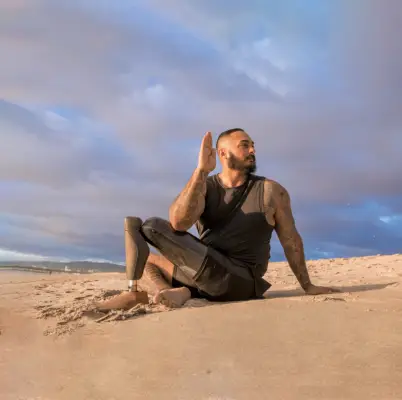 Der Anwalt der Strafjustiz und der Yogi Steven Medeiros nimmt die Herausforderungen des Lebens in Schritt an