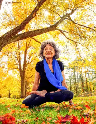 Fotografie jógy Robert Sturman vyznamenání Tao Porchon-Llynch