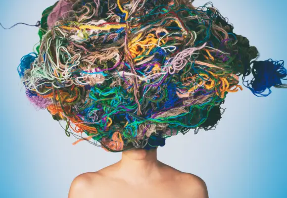 43 lietas, par kurām mēs visi domājam jogas laikā (pat tad, kad cenšamies to nedarīt)