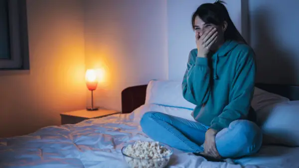 Le 32 scene di yoga più indimenticabili da film e TV