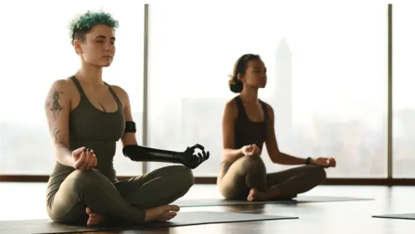 As faculdades estão confiando no yoga para ajudar os alunos estressados ​​e deprimidos. Mas é suficiente?