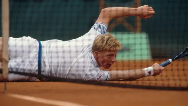El ex Tennis Pro Boris Becker está tomando y enseñando Yoga en prisión