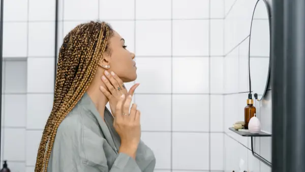 Este masaje facial alivió mis alergias estacionales. Así es como puedes hacerlo también