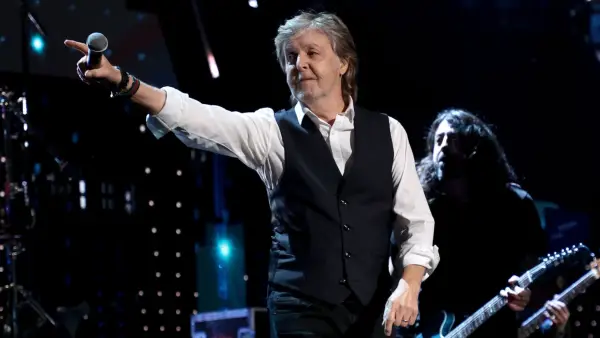 A prática de ioga de Paul McCartney, 81 anos, pode ser a coisa mais inspiradora que eu já vi