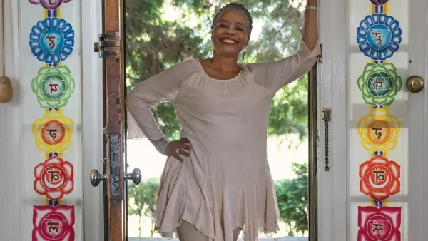 Jana Long condivide perché non è mai troppo tardi per iniziare lo yoga