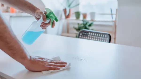 Un terapeuta spiega perché la pulizia dello stress è così soddisfacente