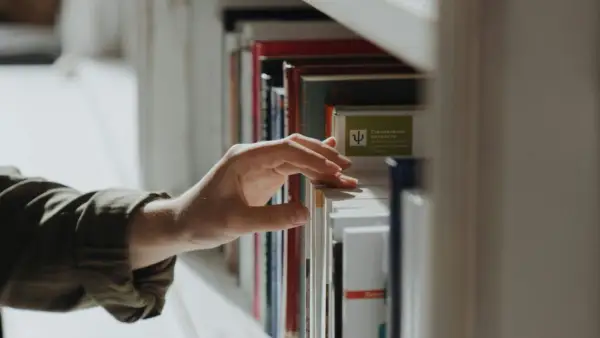 Šī 90. gadu jogas grāmata ir labāka nekā jebkura pašpalīdzības grāmata, ko jebkad esmu lasījis