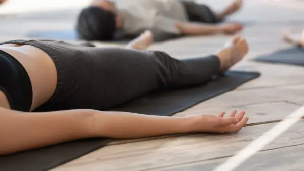 Yogasix ir kļuvis mežonīgi populārs. Es paņēmu klasi, lai redzētu, kāpēc - un atstāja konfliktus