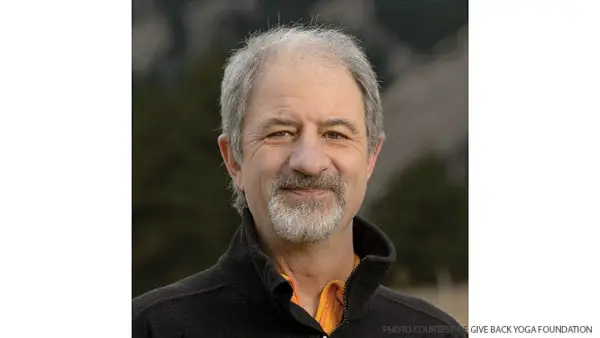 A Fundação de Back Yoga ajuda as organizações sem fins lucrativos a crescer