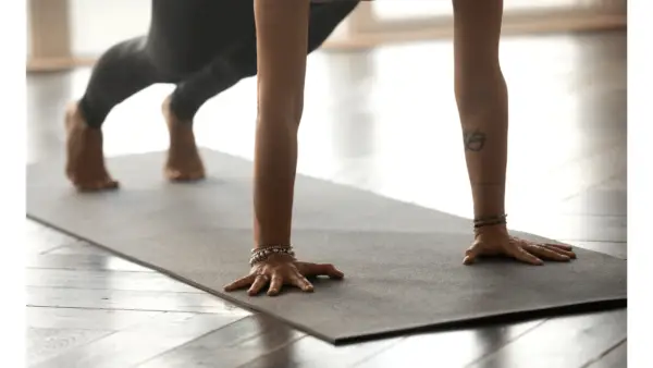 Jak często potrzebujesz oczyścić matę jogi? Zapytaliśmy mikrobiologa