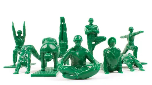 Yoga Joes sono qui per mantenere la pace interiore