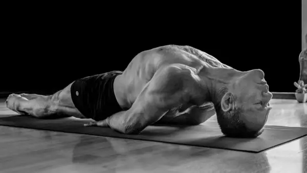 Tyto fotografie mužů, kteří dělají jógu