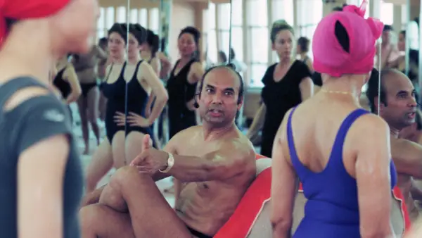 Jis daugelį metų susidūrė su įtarimais dėl seksualinio išpuolio ir išprievartavimo iš studentų. Dabar Bikramas Choudhury vėl moko Kanadoje