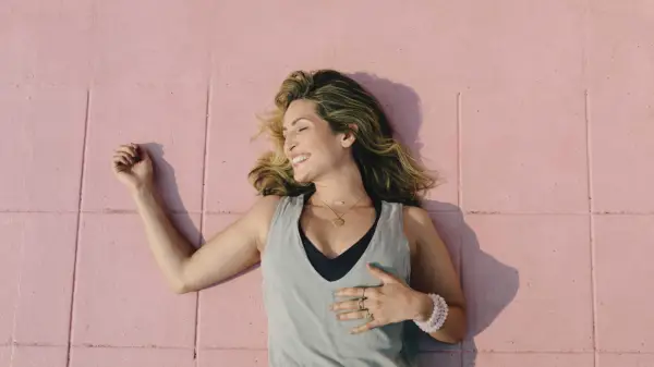 Wie Yoga das Leben dieses Covermodells veränderte