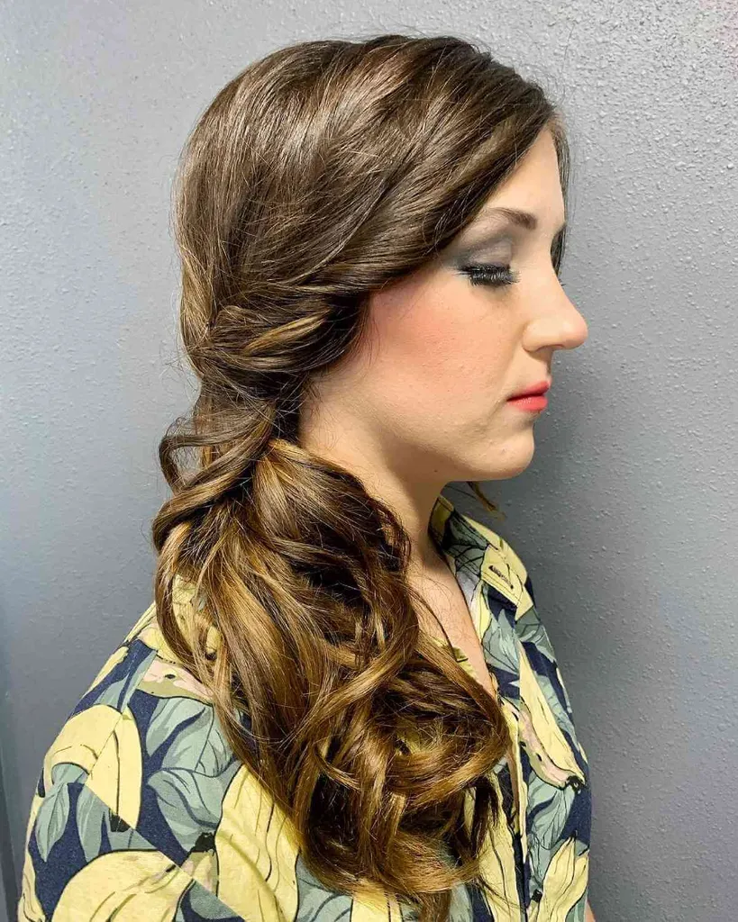 Twist Side Ponytail šukuosena' title=