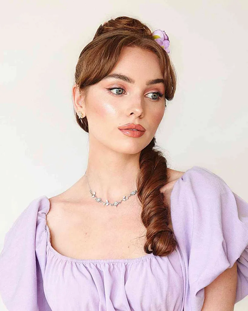 Art deco stiliaus arklio uodega ilgiems plaukams' title=