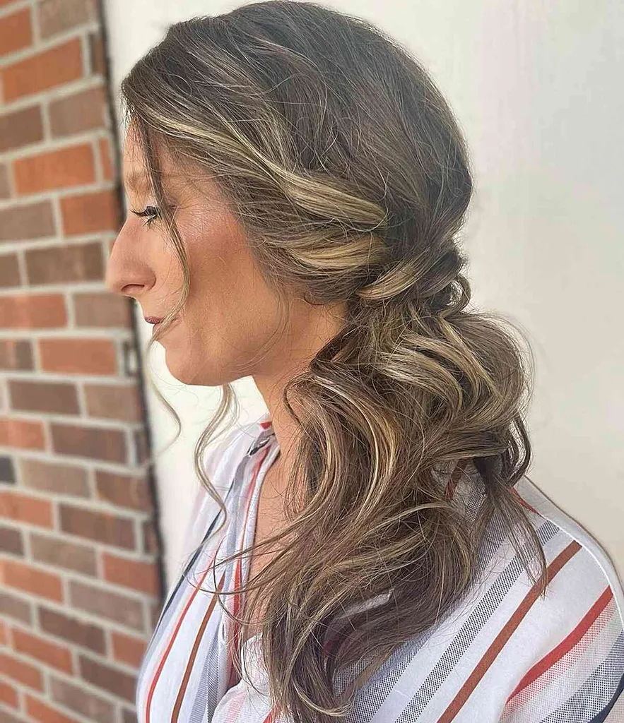 Prancūziškai susuktas ilgas šoninis arklio uodega' title=