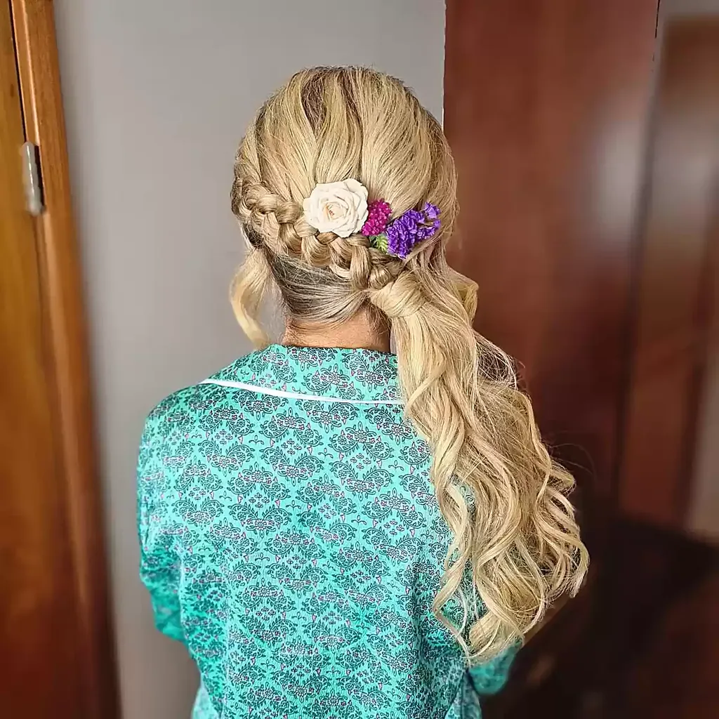 Graikų deivės šoninės dirbtinės arklio uodegos' title=