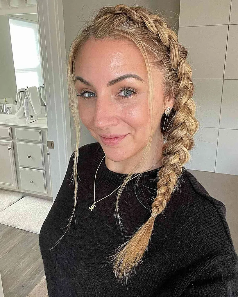 Olandiškas nerijos šoninis kuodukas ilgiems plaukams' title=