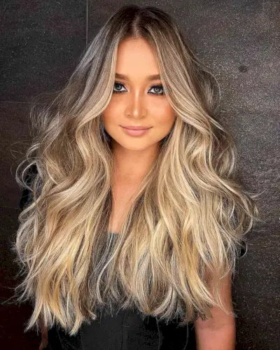 Long Wavy Blonde Hair with Layers