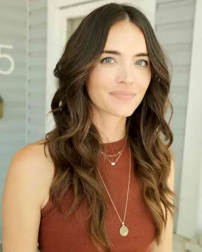 Brunette Long Layers and Waves