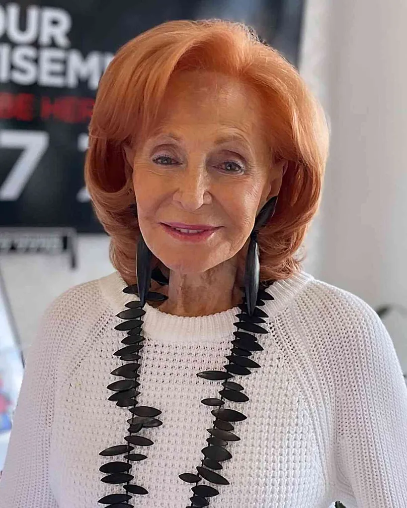 Dlouhý měděný bob s vrstvami pro ženy nad 70 let s ostrým stylem' title=