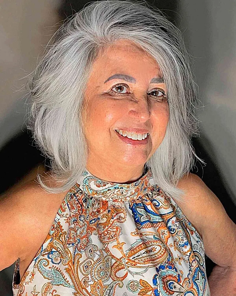 Vrstvený Lob pro hrubé vlasy pro ženy nad 60 let s boční částí' title=