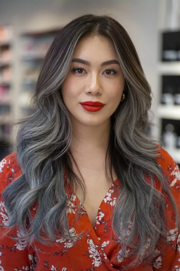 Welliges, langes, geschichtetes Haar mit weicher, natürlicher Textur und dezenten Highlights' title=